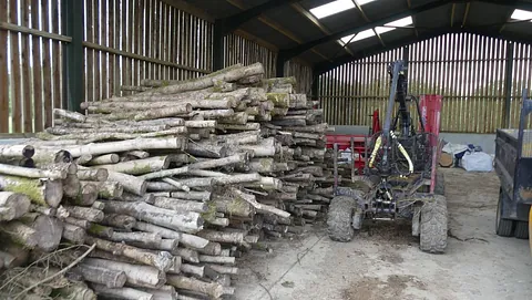 Log cutting machine